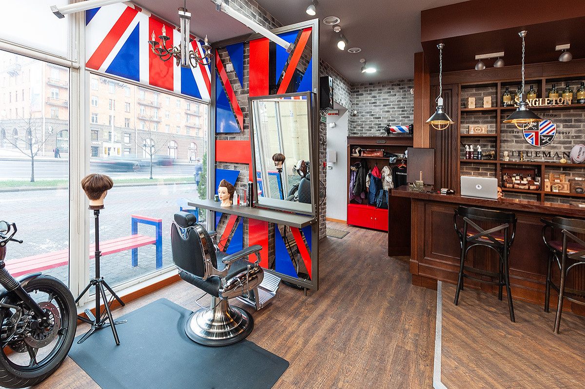 Барбершоп Trueman в Минске. Паркетная доска и винил