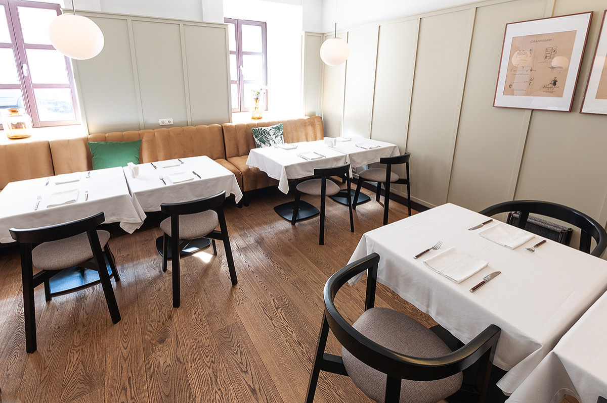 Ресторан Le Gosse в Минске. Паркетная доска.