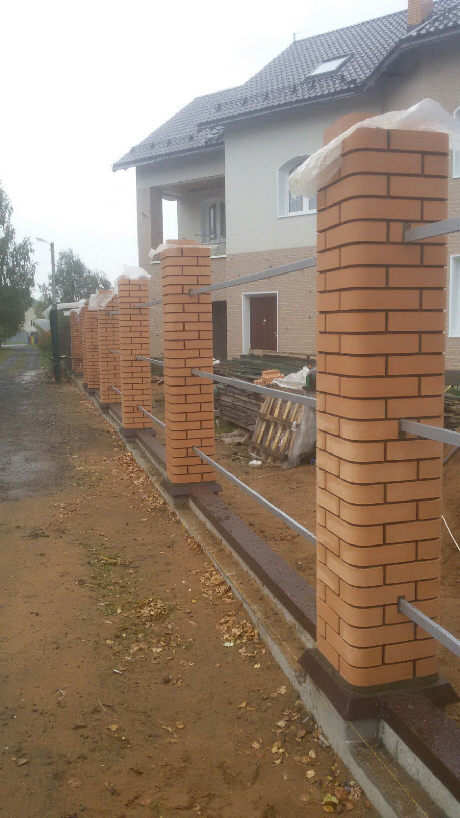 Заборы из кирпича