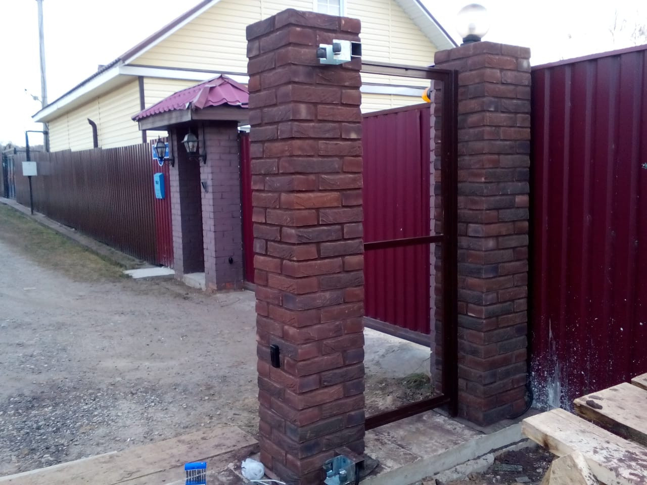 Заборы из кирпича