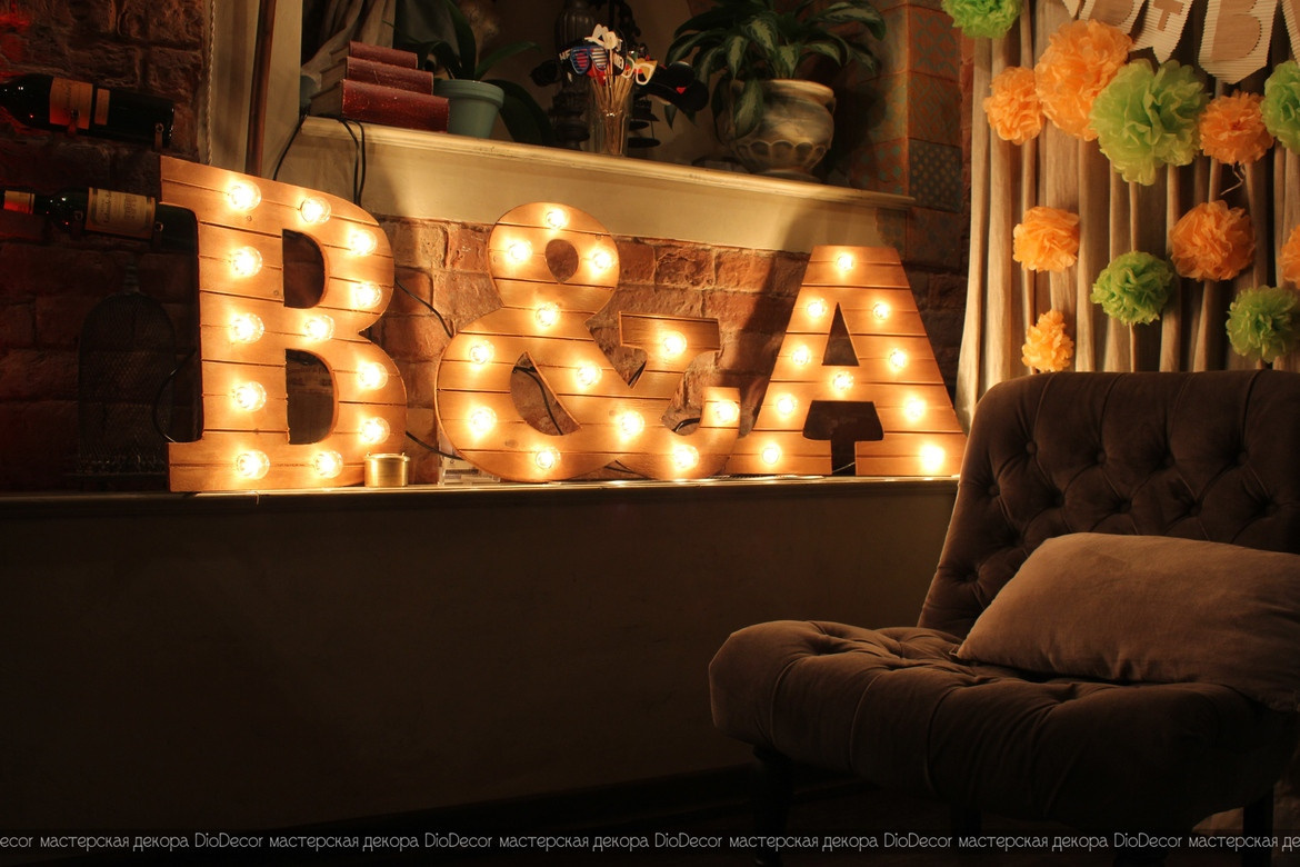 Буквы из дерева с лампами