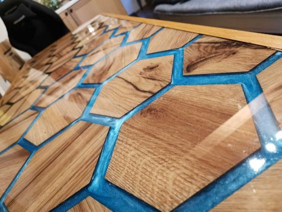 Столешница из эпоксидной смолы в виде сот