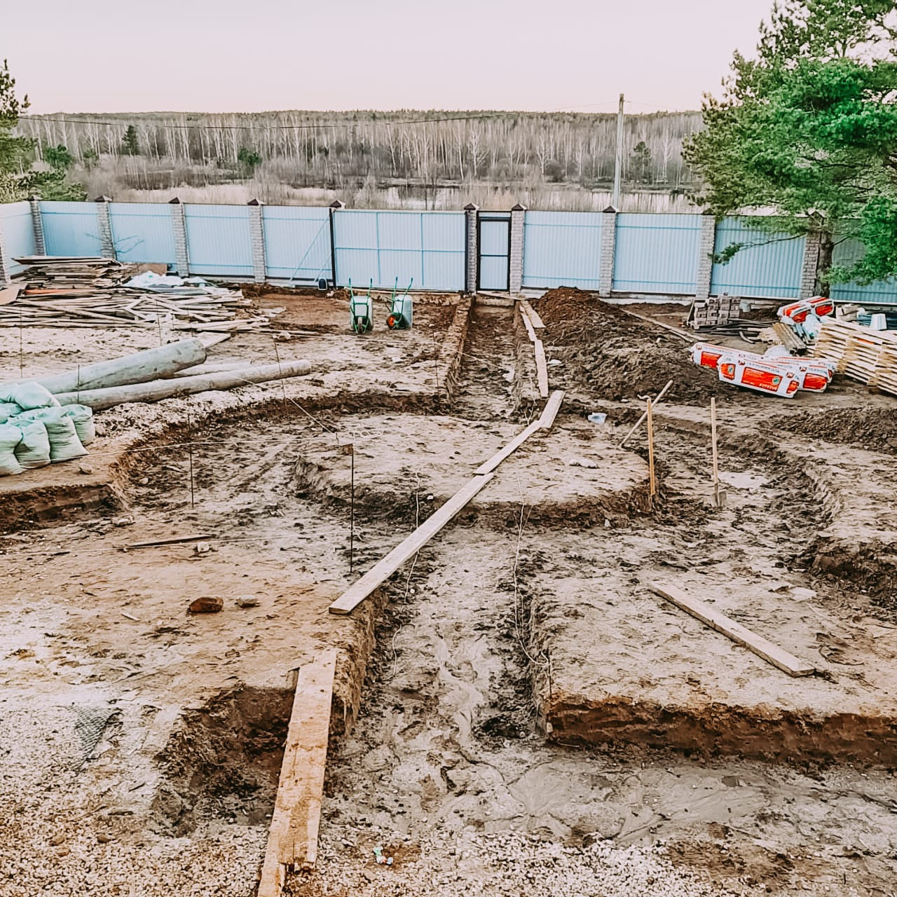 Возведение фундамента