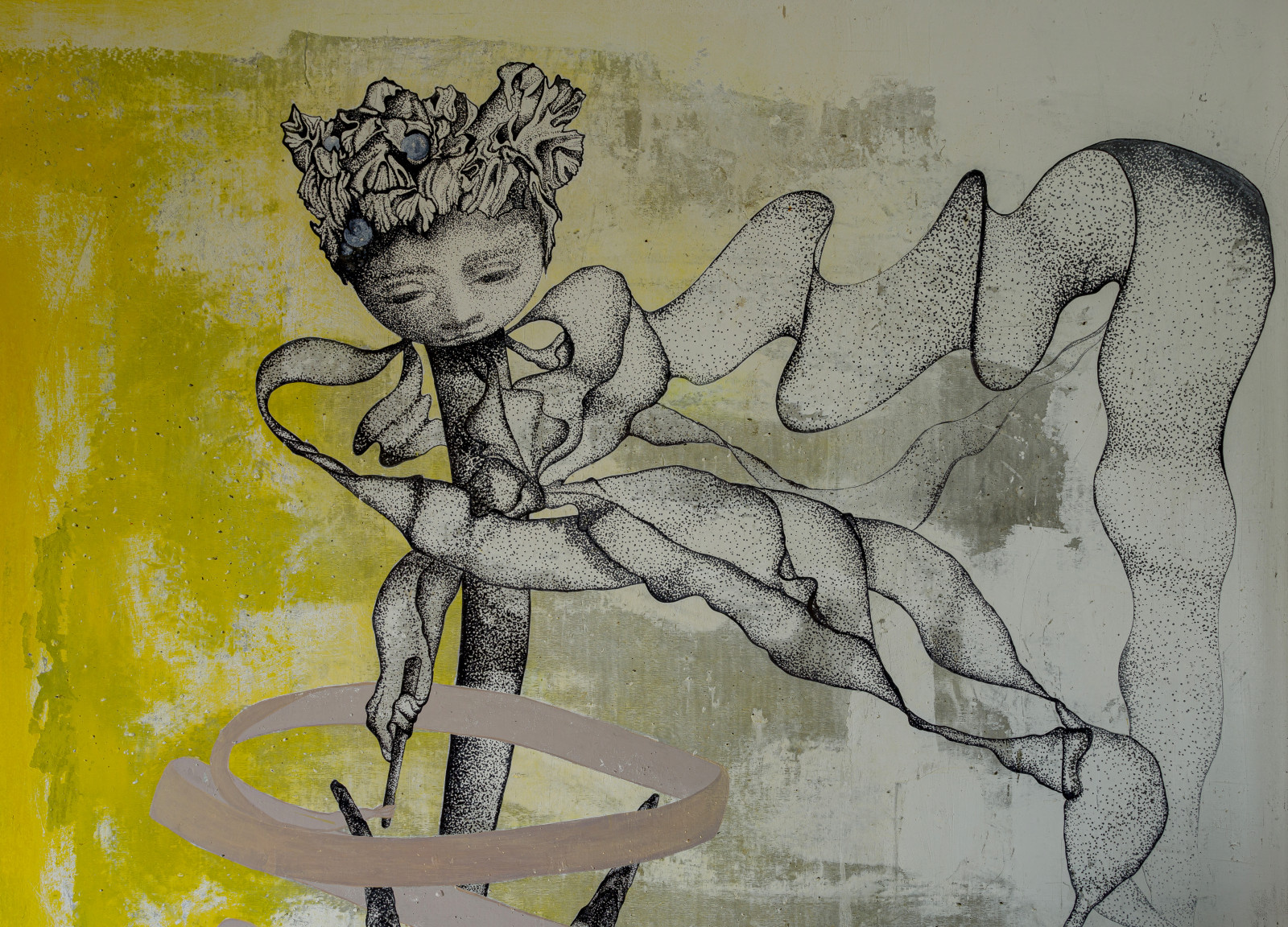 Нереоцистис играет с лентой: графическая роспись в интерьере