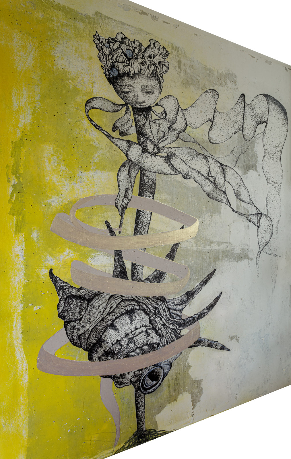 Нереоцистис играет с лентой: графическая роспись в интерьере