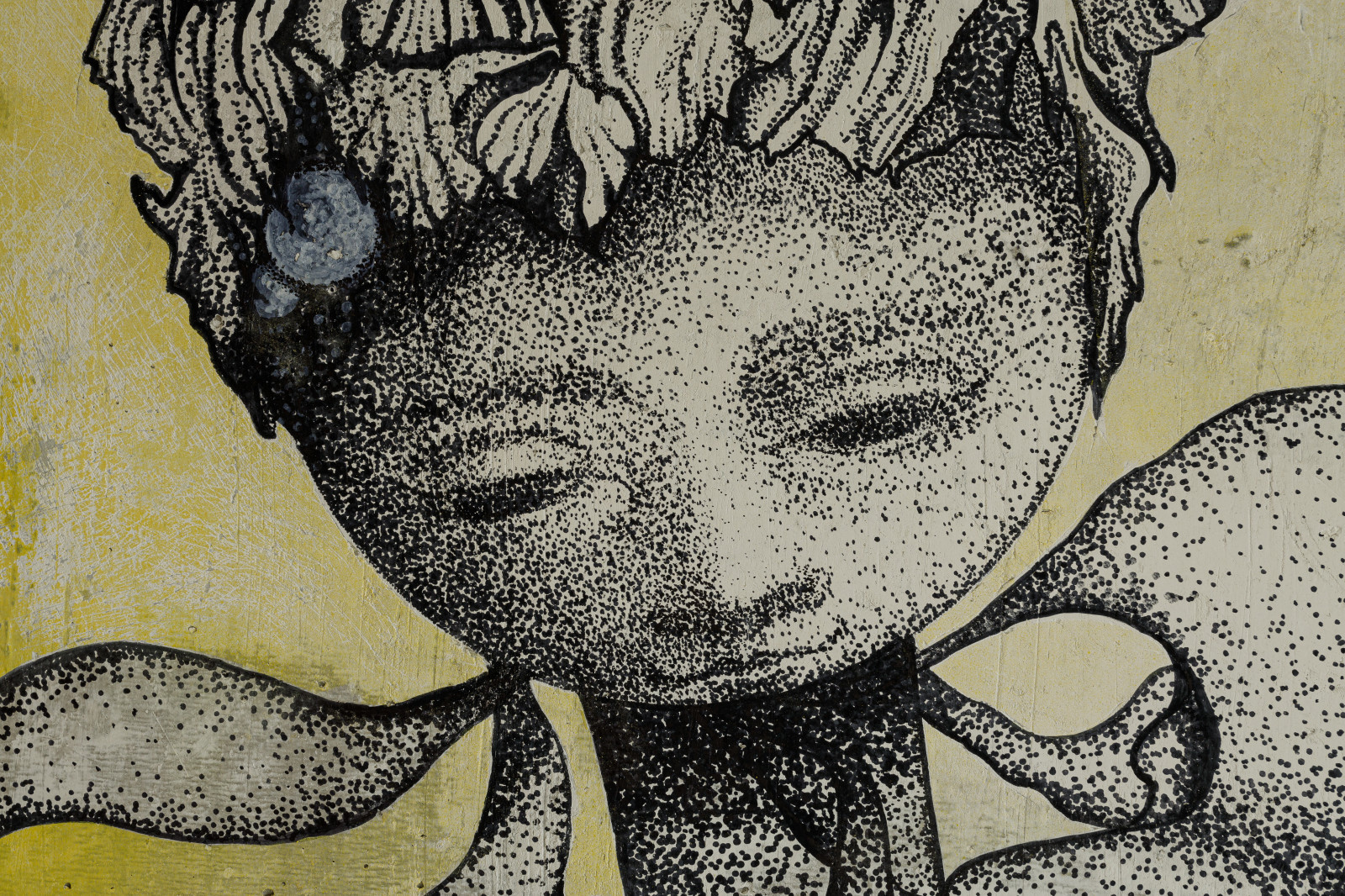 Нереоцистис играет с лентой: графическая роспись в интерьере