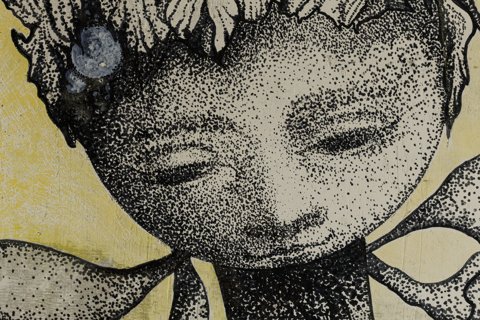 Нереоцистис играет с лентой: графическая роспись в интерьере