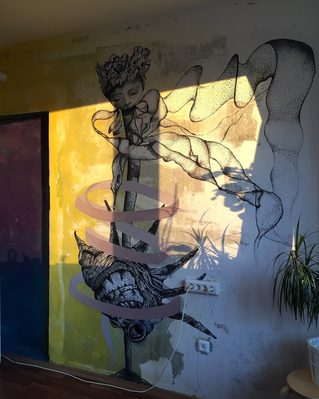 Нереоцистис играет с лентой: графическая роспись в интерьере