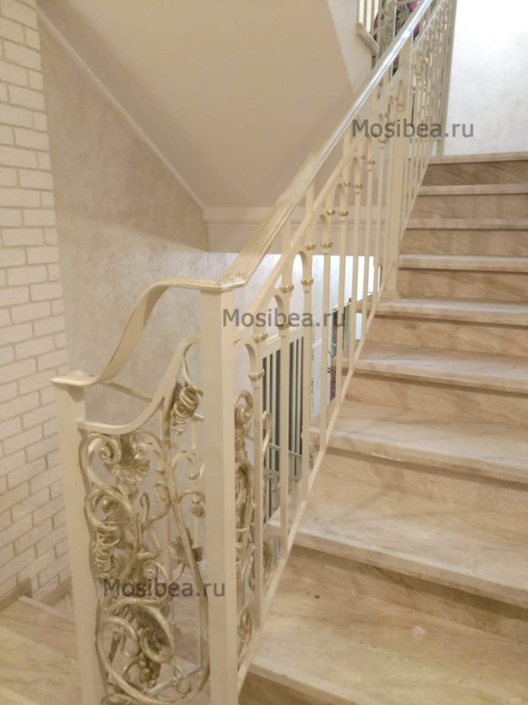 Кованые перила ручной работы с декор элементами