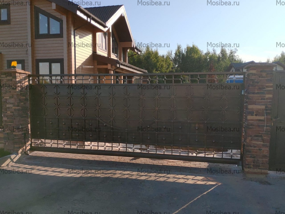 Кованые ворота в готическом стиле