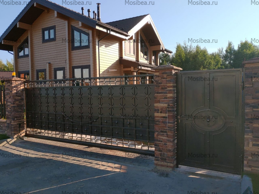 Кованые ворота в готическом стиле