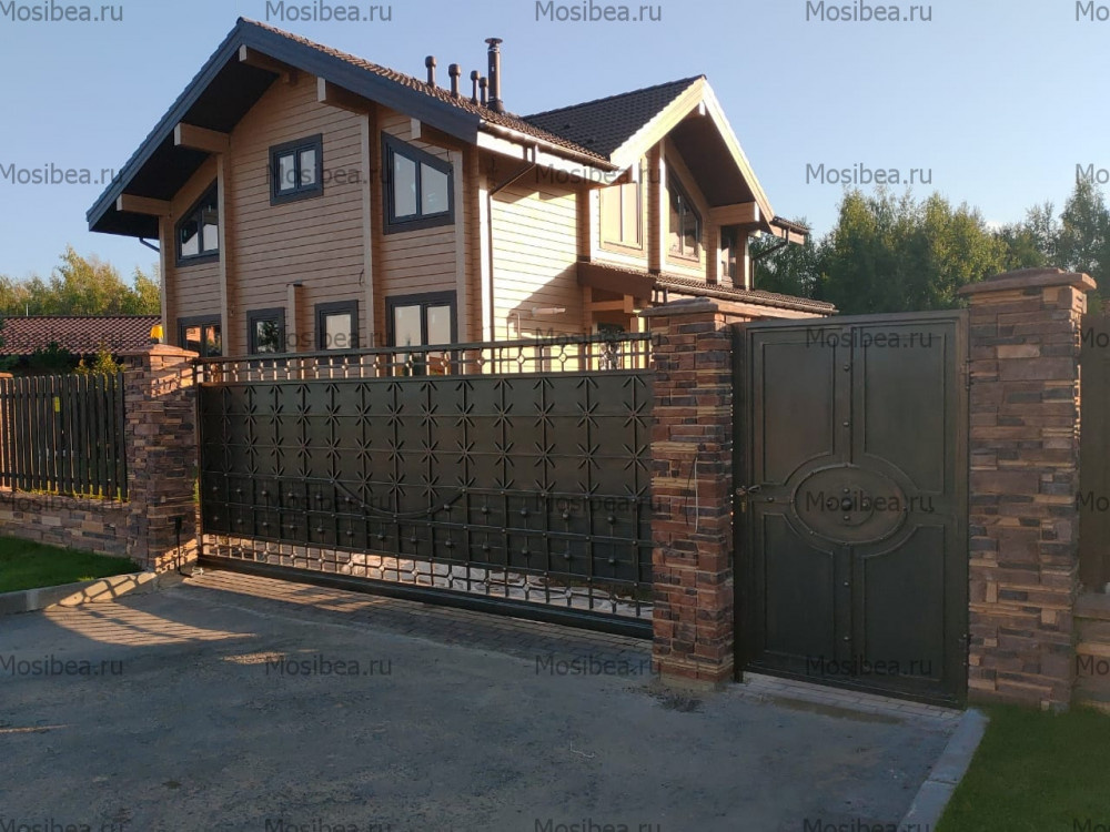 Кованые ворота в готическом стиле