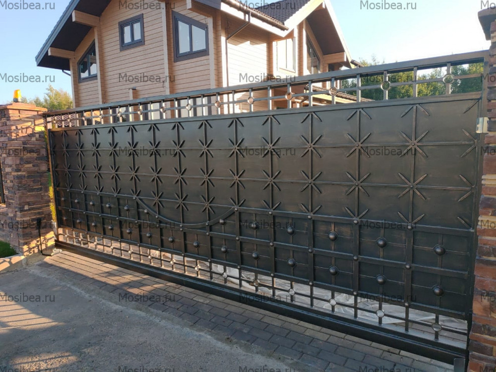 Кованые ворота в готическом стиле