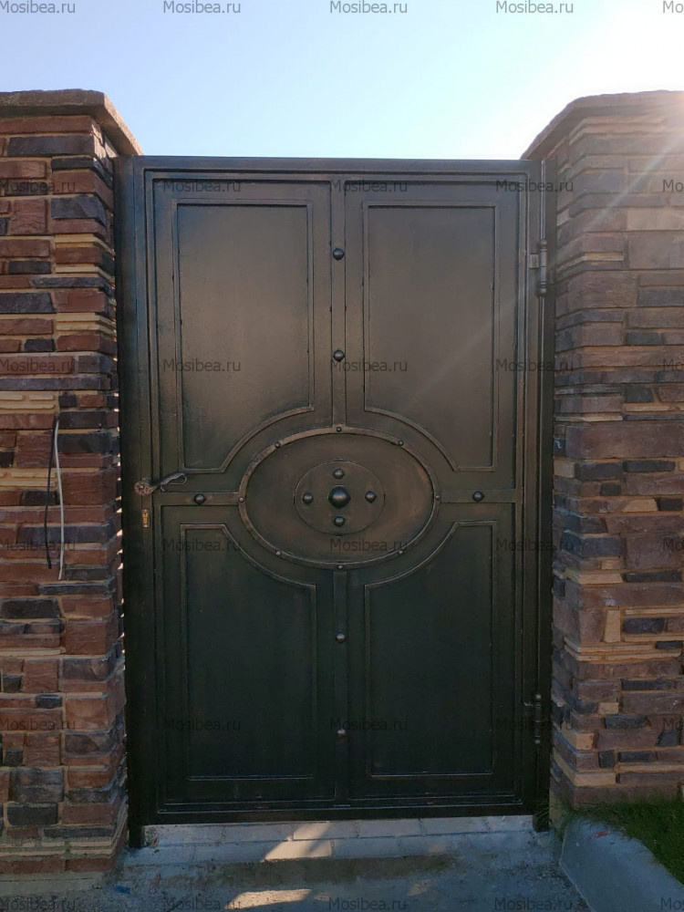 Кованые ворота в готическом стиле