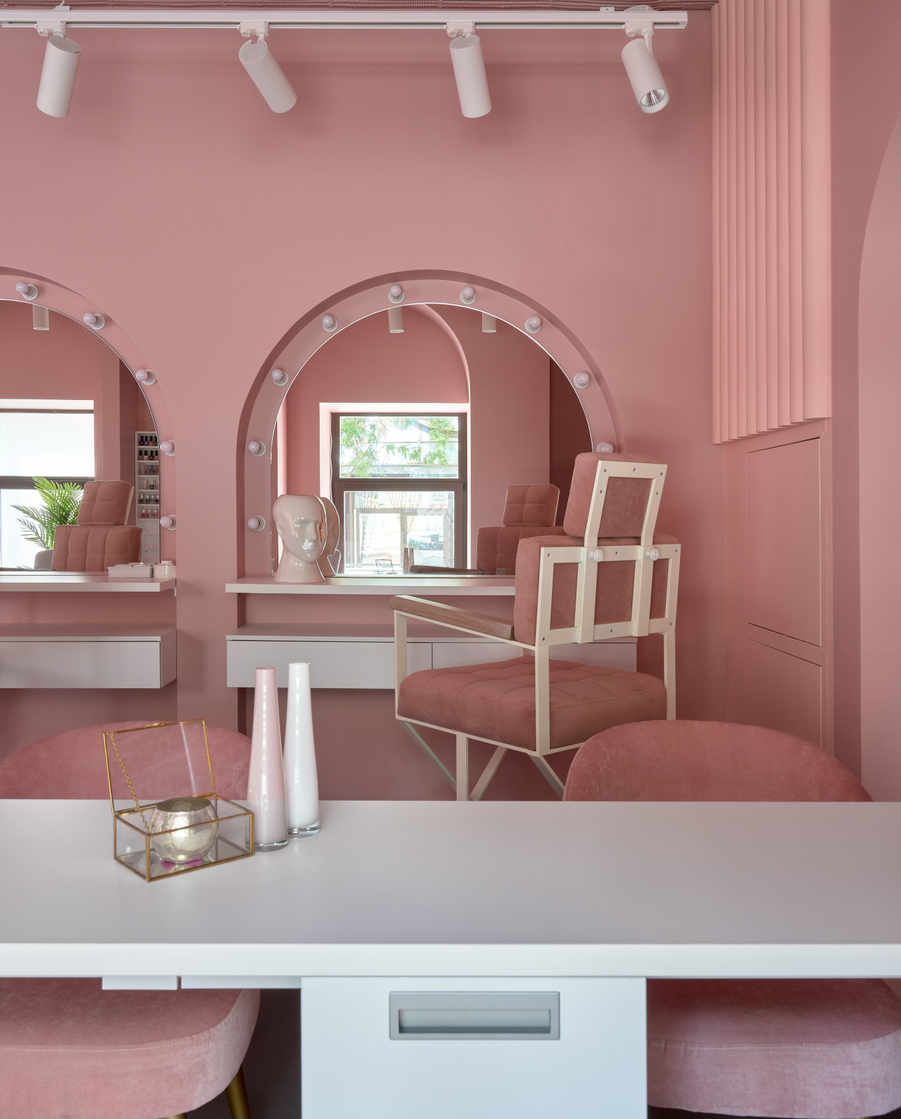 Интерьер в пудрово-розовых оттенках. Студия Beton Salon. Публикация Elle Decor