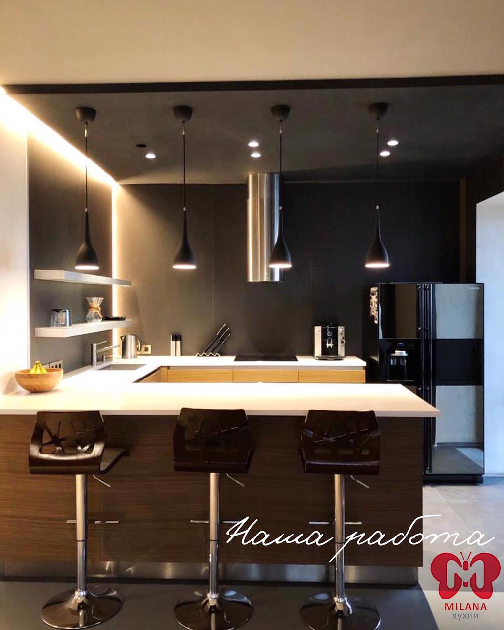 П-образная кухня с фасадами из шпона в Санкт-Петербурге