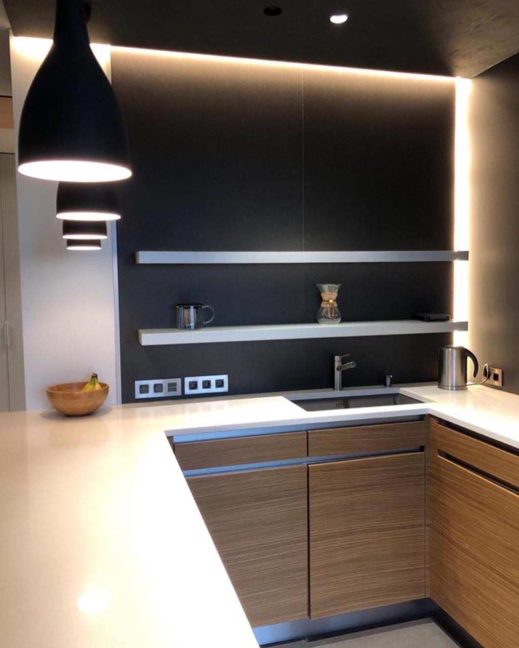 П-образная кухня с фасадами из шпона в Санкт-Петербурге