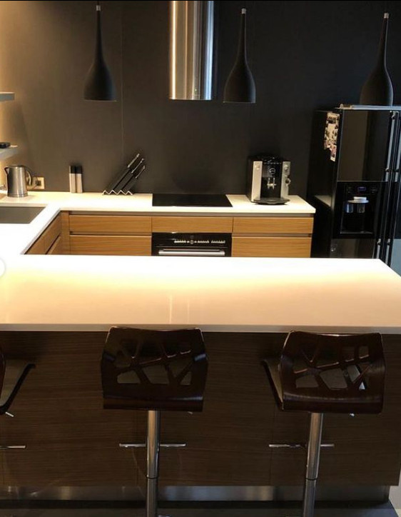 П-образная кухня с фасадами из шпона в Санкт-Петербурге