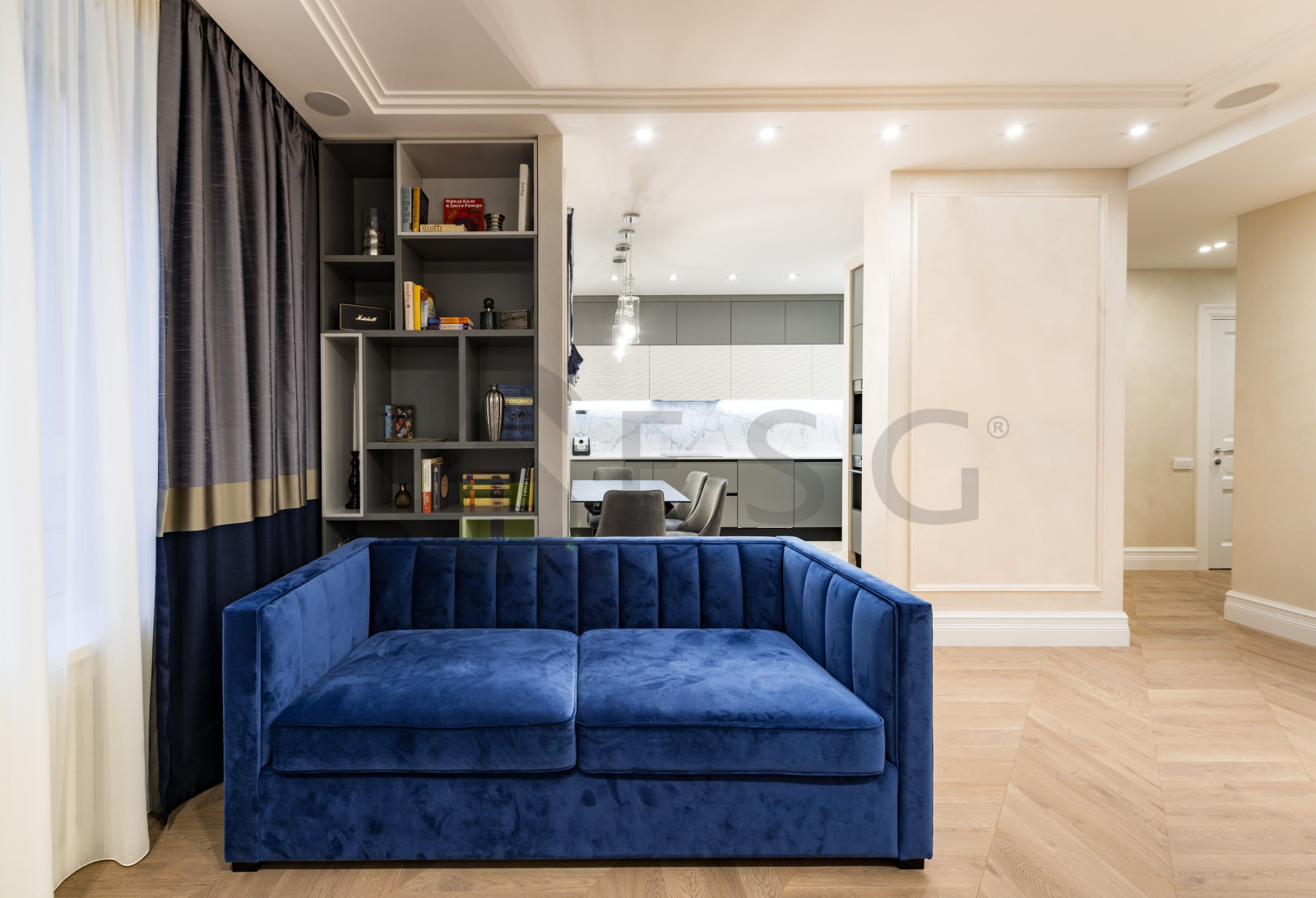 Светлый интерьер с синим диваном