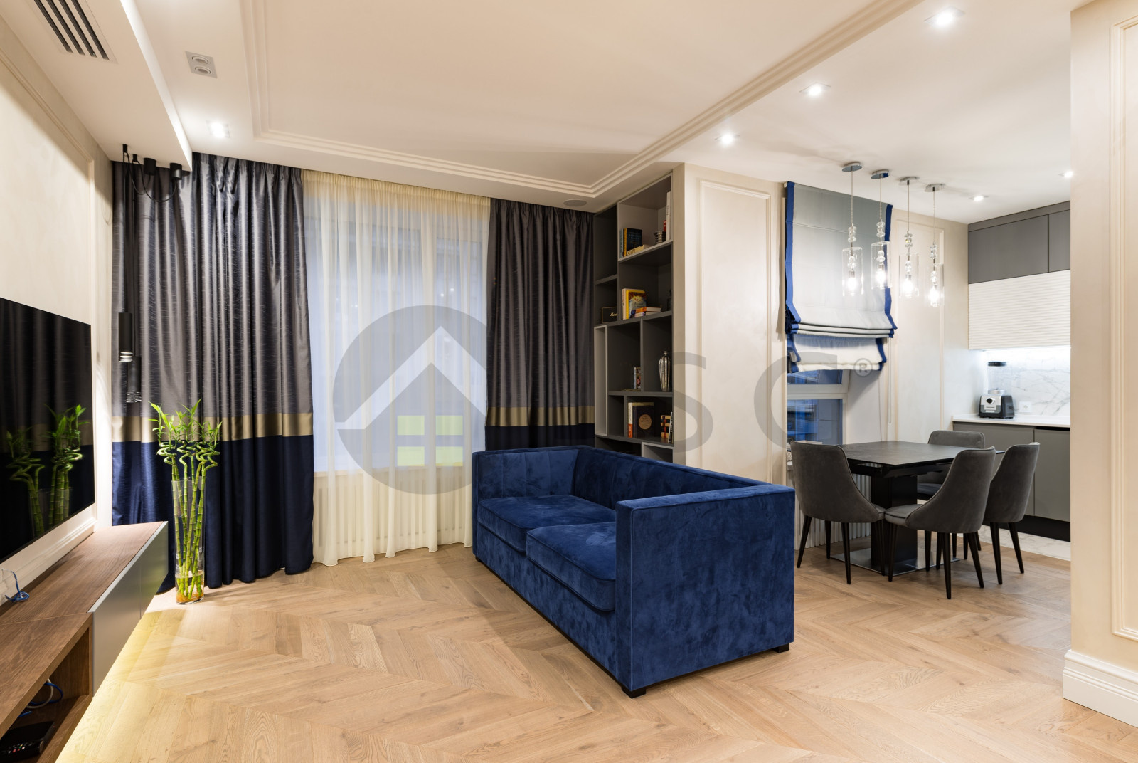 Светлый интерьер с синим диваном