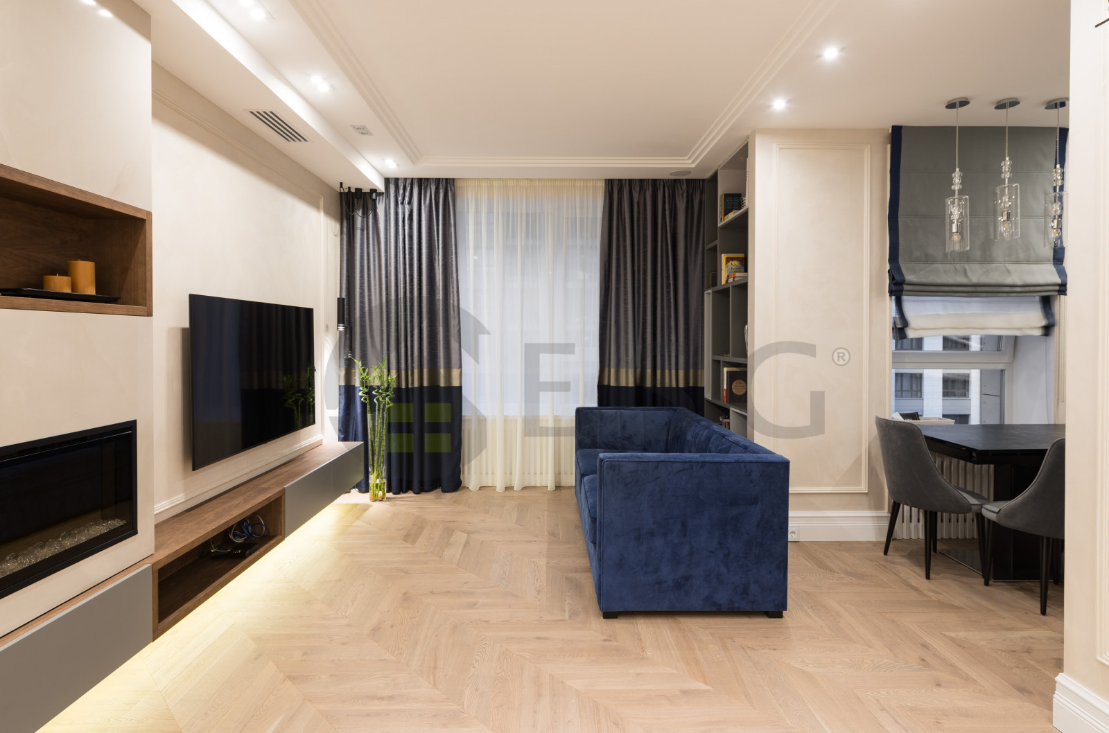 Светлый интерьер с синим диваном