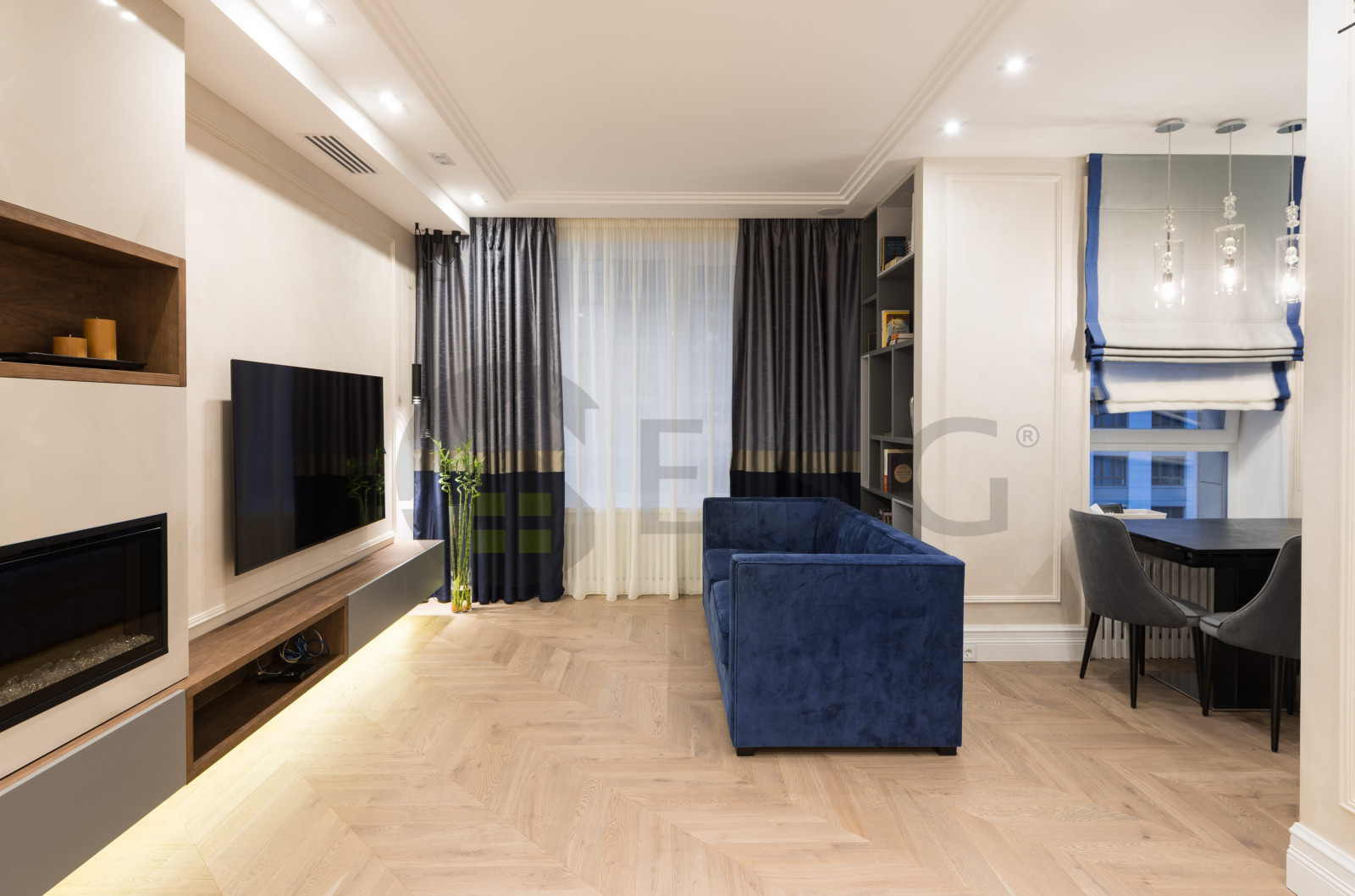 Светлый интерьер с синим диваном