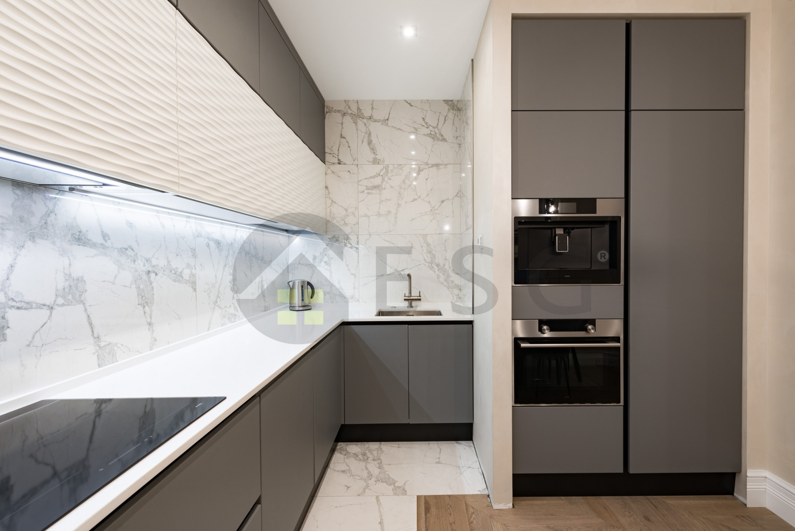 Светлый интерьер с синим диваном