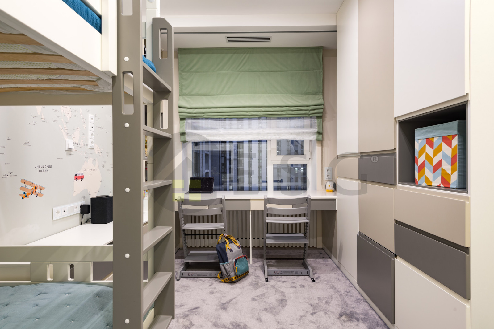 Светлый интерьер с синим диваном