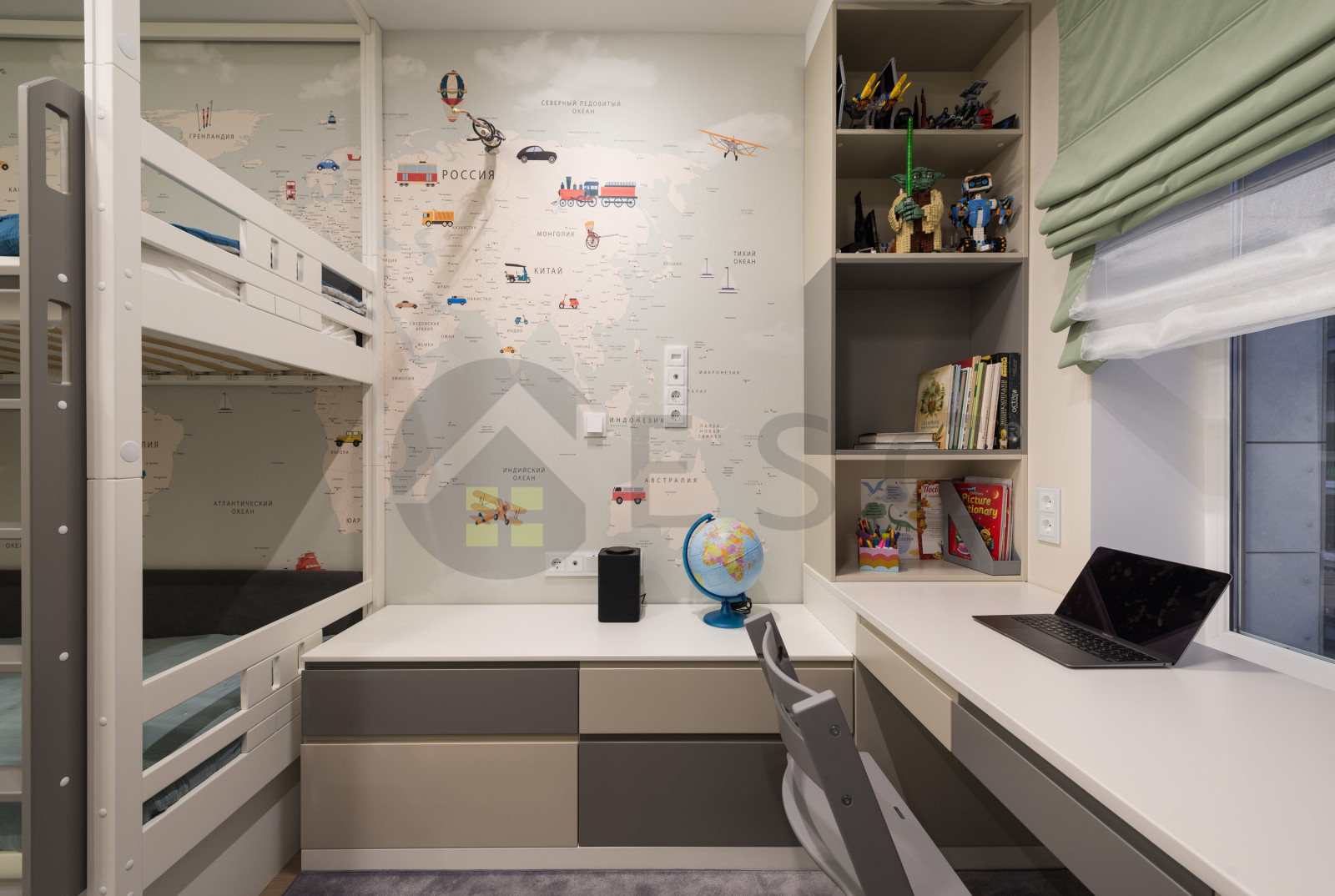 Светлый интерьер с синим диваном