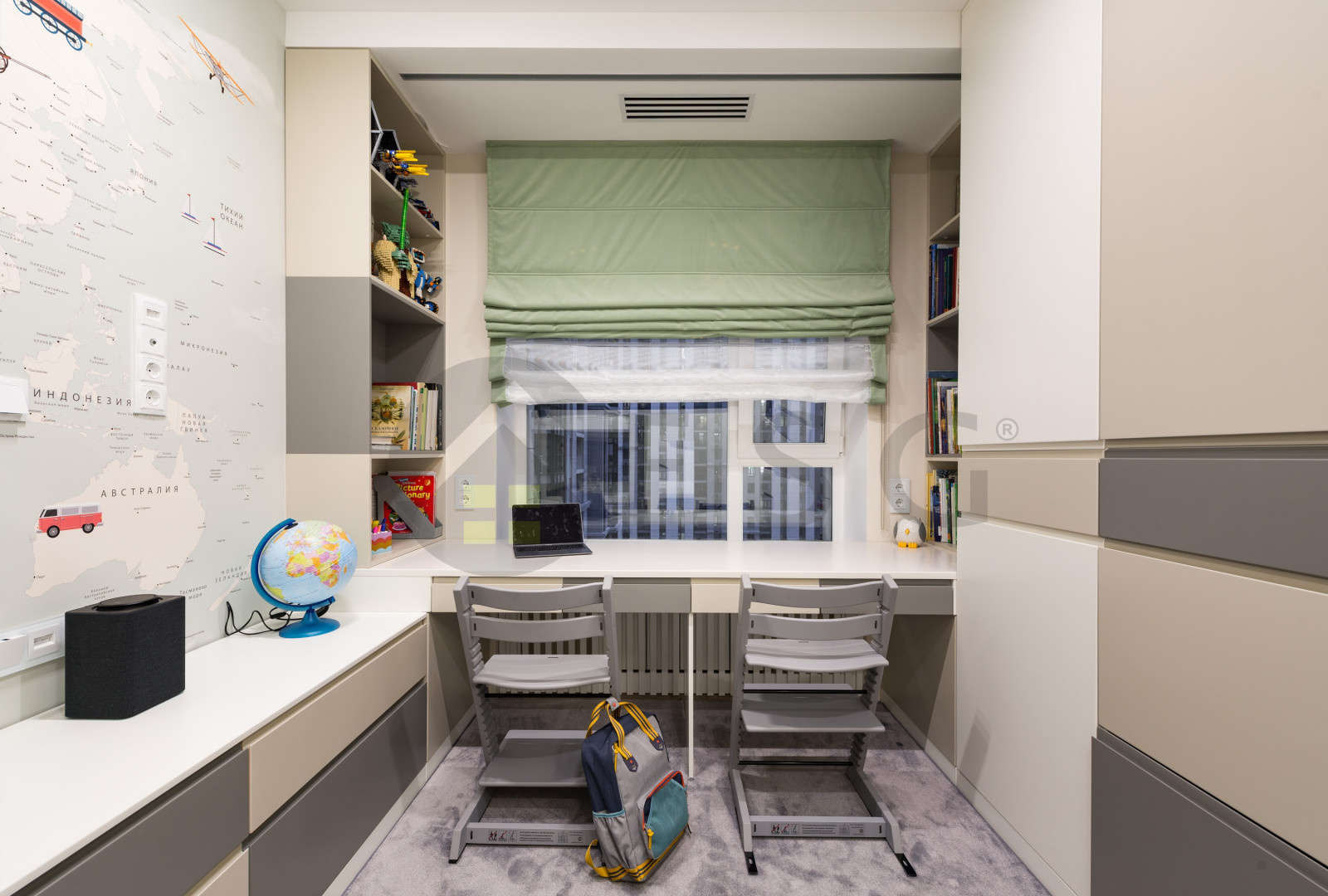 Светлый интерьер с синим диваном