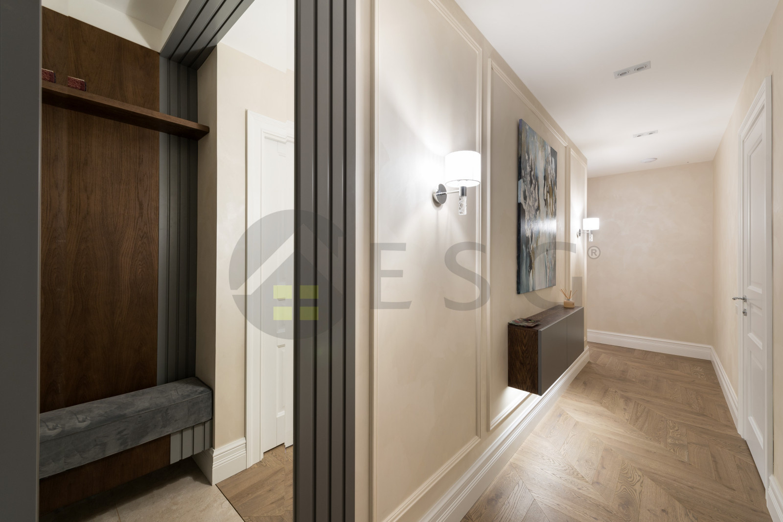 Светлый интерьер с синим диваном