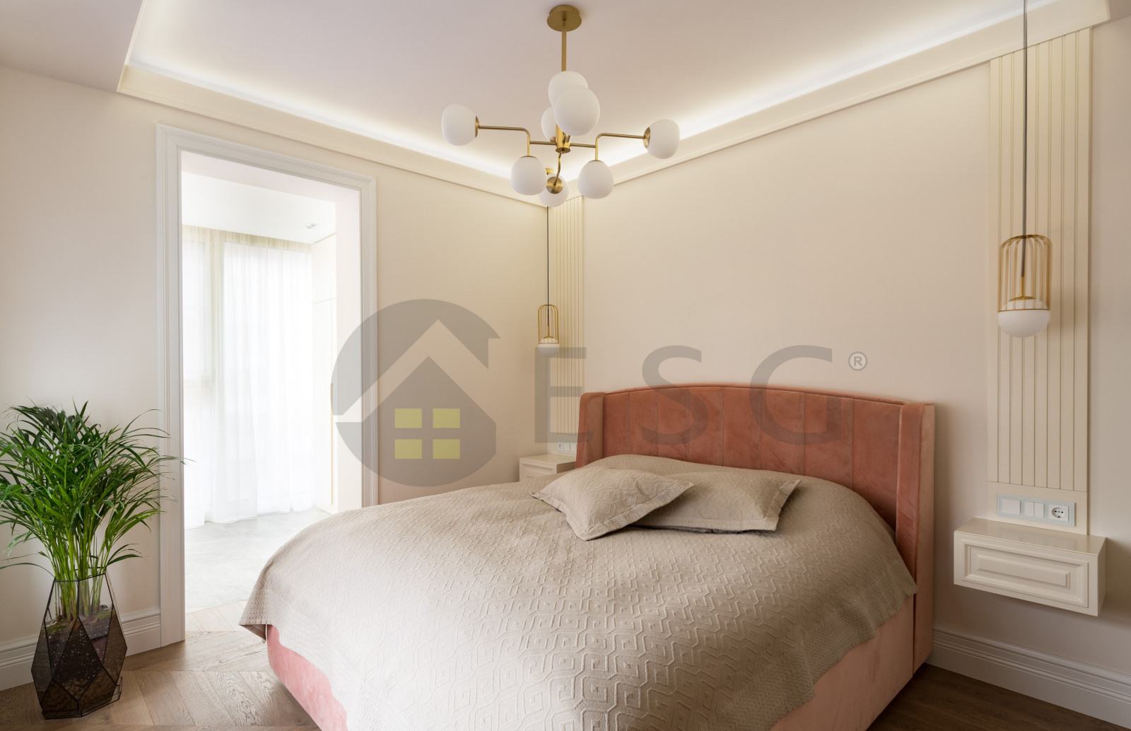 Светлый интерьер с синим диваном