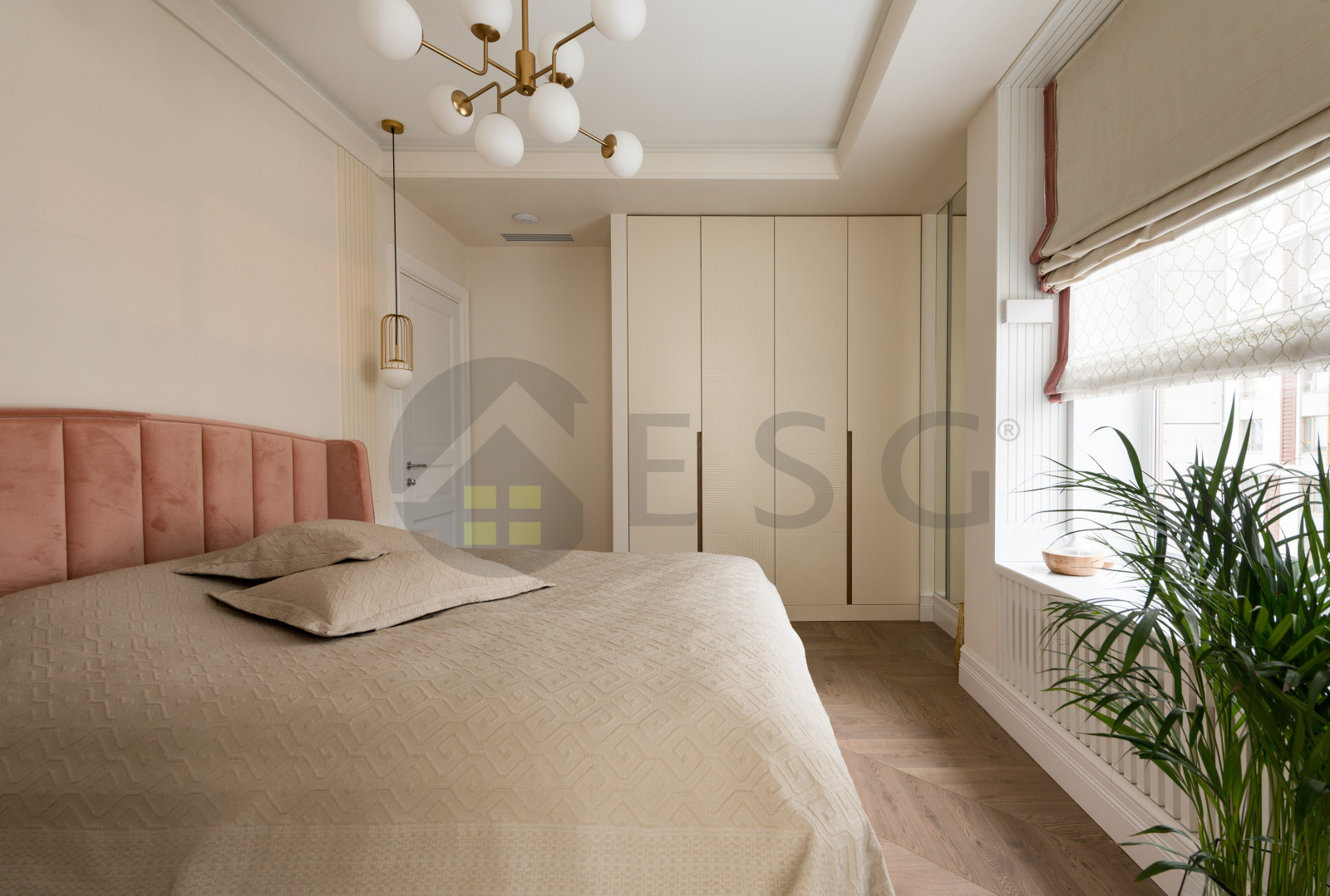 Светлый интерьер с синим диваном