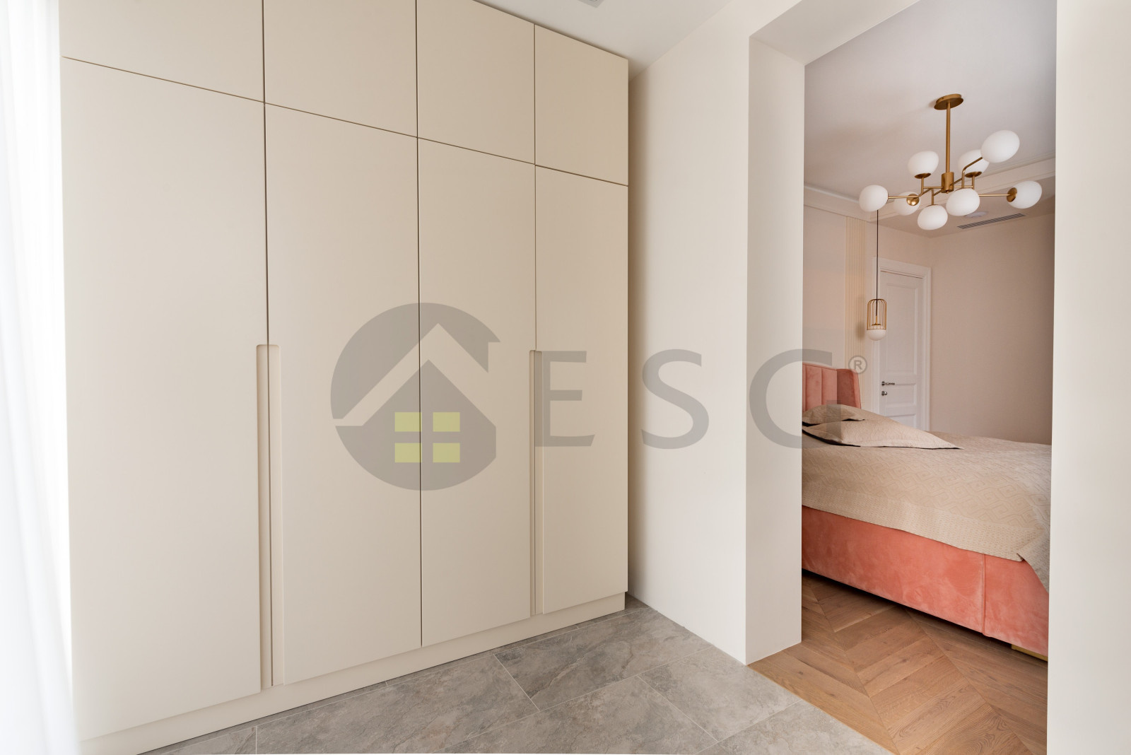 Светлый интерьер с синим диваном