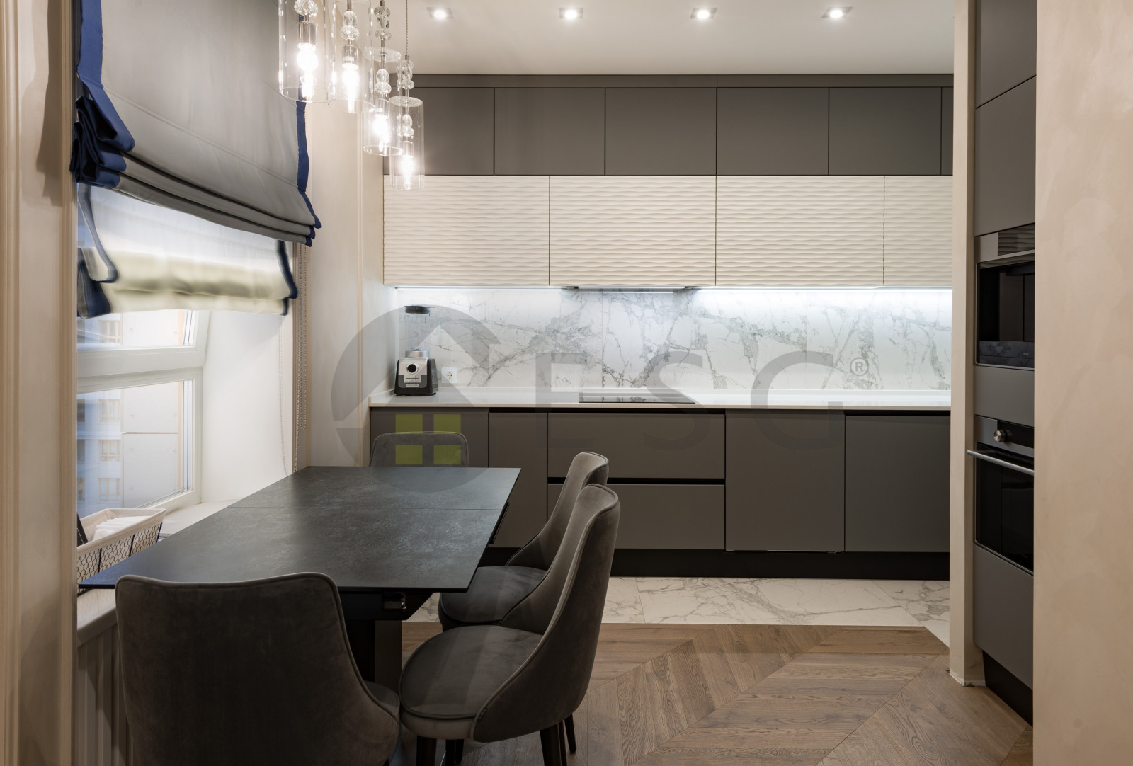 Светлый интерьер с синим диваном