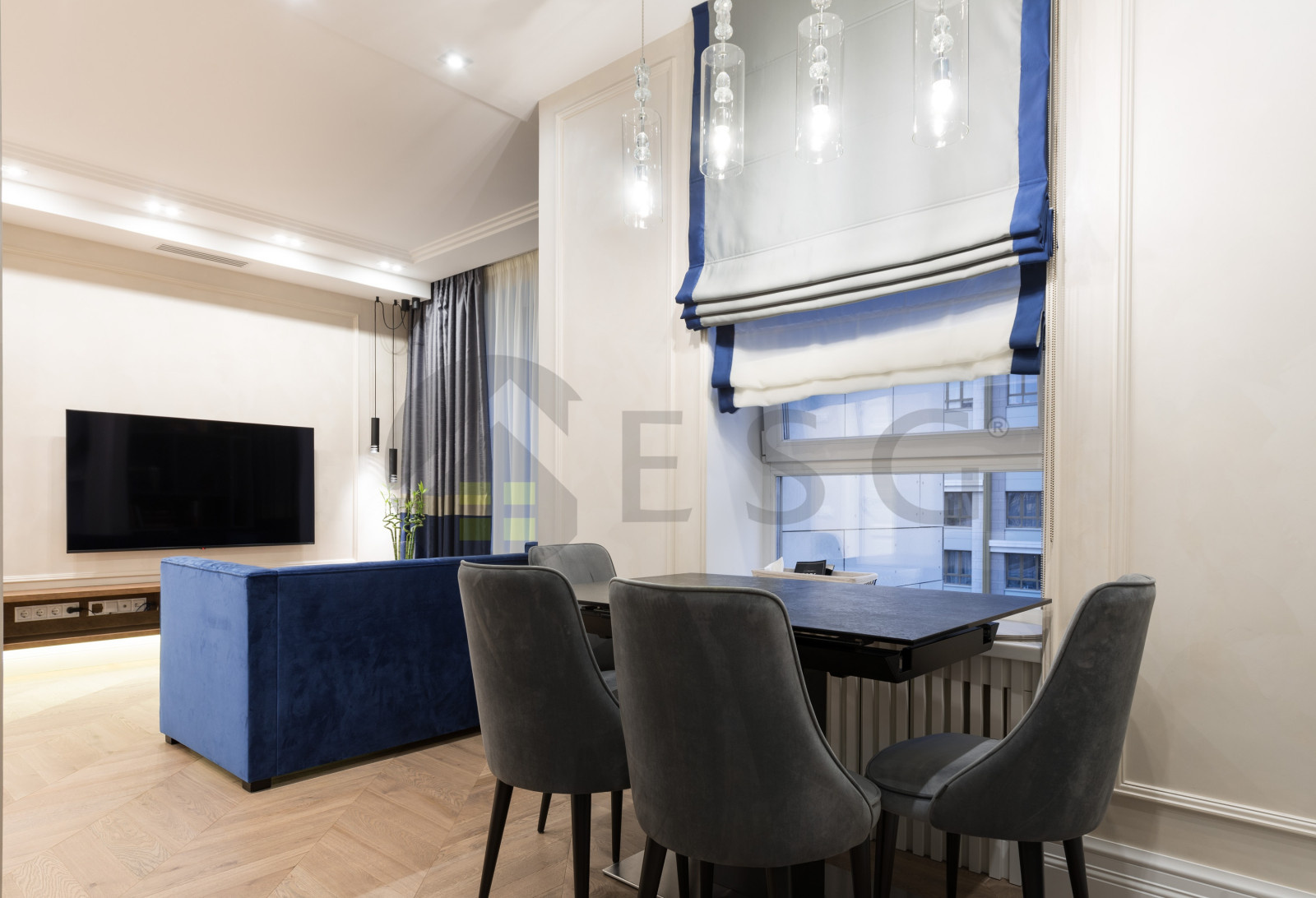 Светлый интерьер с синим диваном