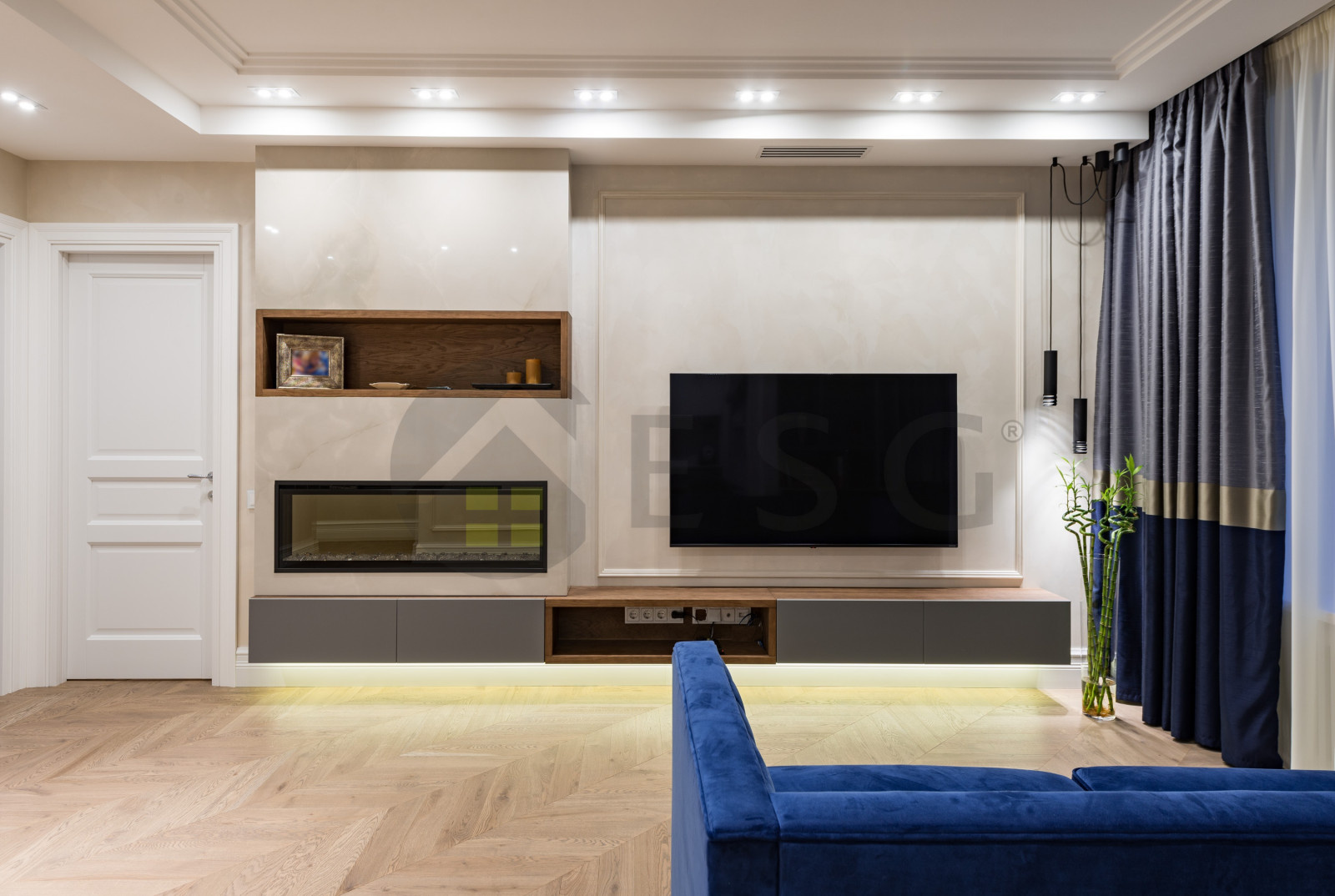 Светлый интерьер с синим диваном