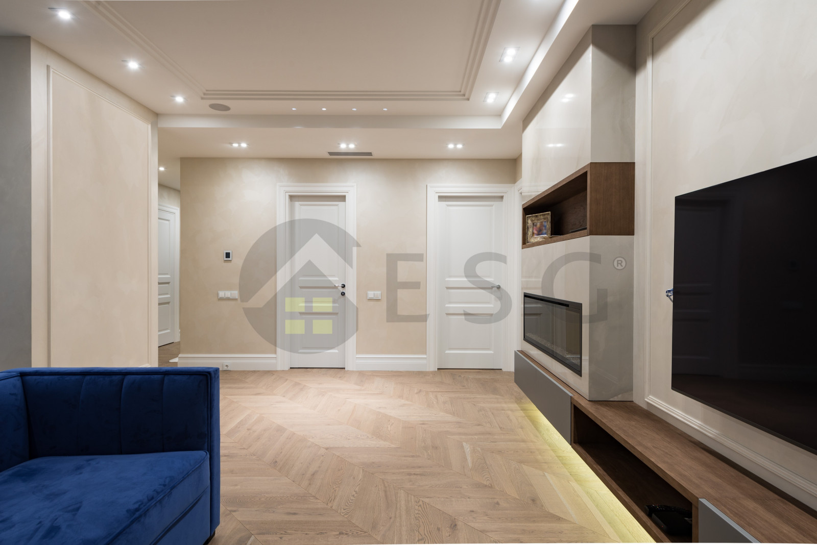 Светлый интерьер с синим диваном