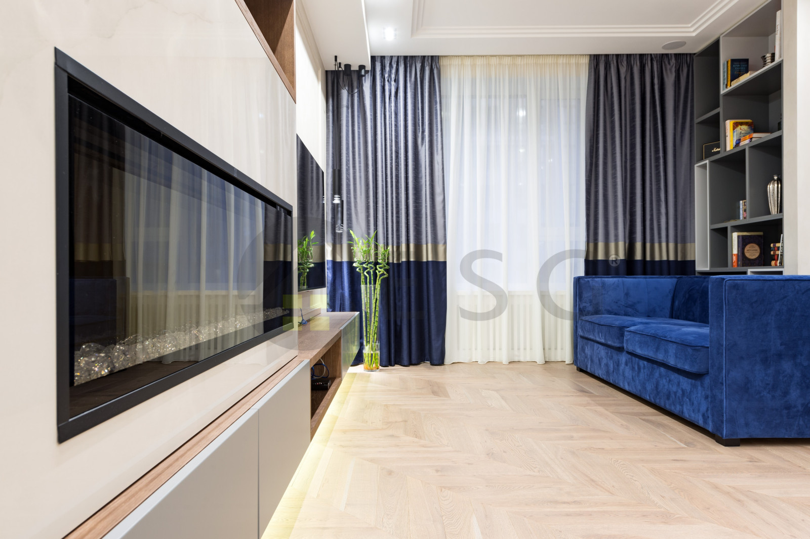 Светлый интерьер с синим диваном