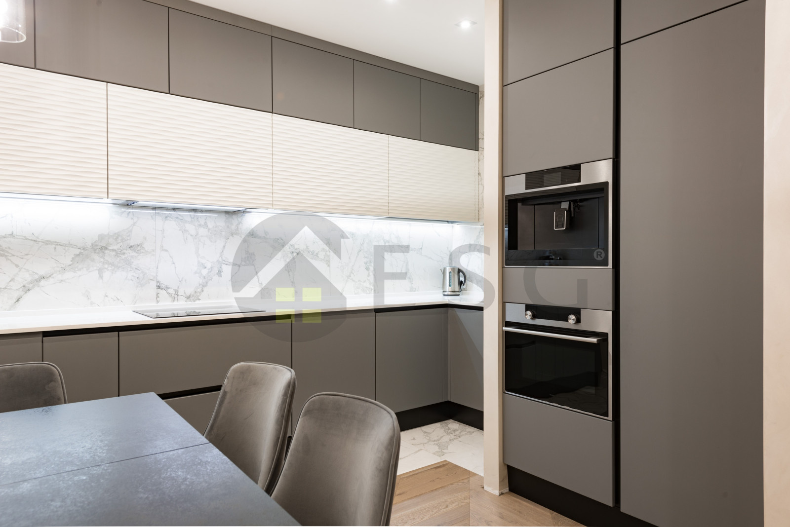 Светлый интерьер с синим диваном