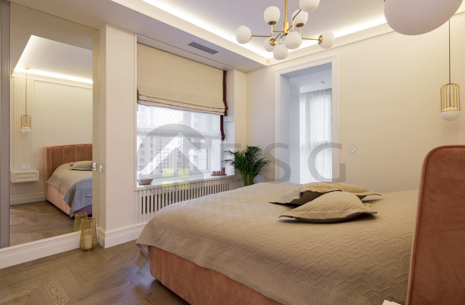 Светлый интерьер с синим диваном