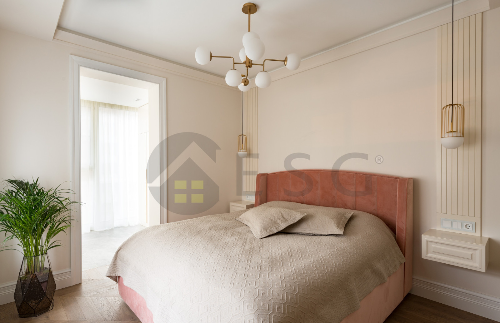 Светлый интерьер с синим диваном