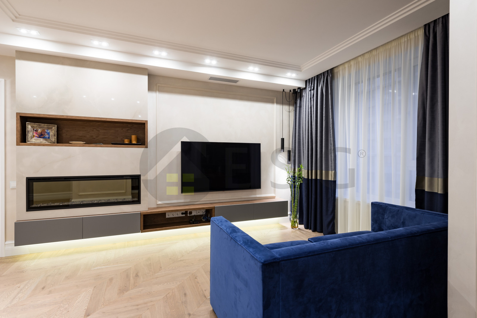 Светлый интерьер с синим диваном