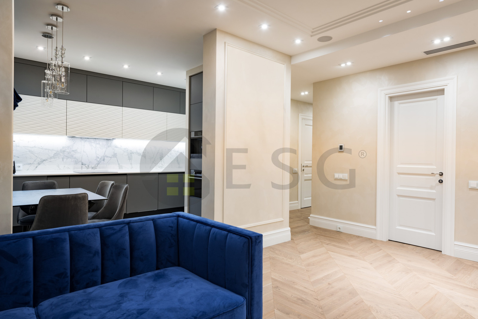 Светлый интерьер с синим диваном