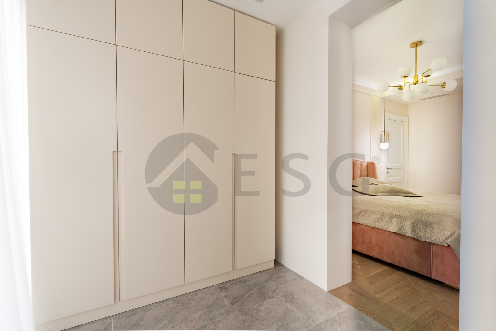 Светлый интерьер с синим диваном