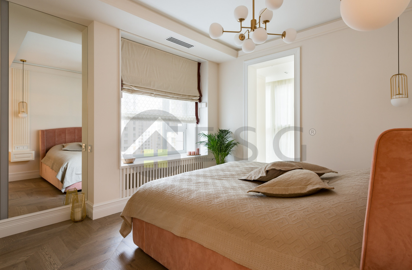 Светлый интерьер с синим диваном