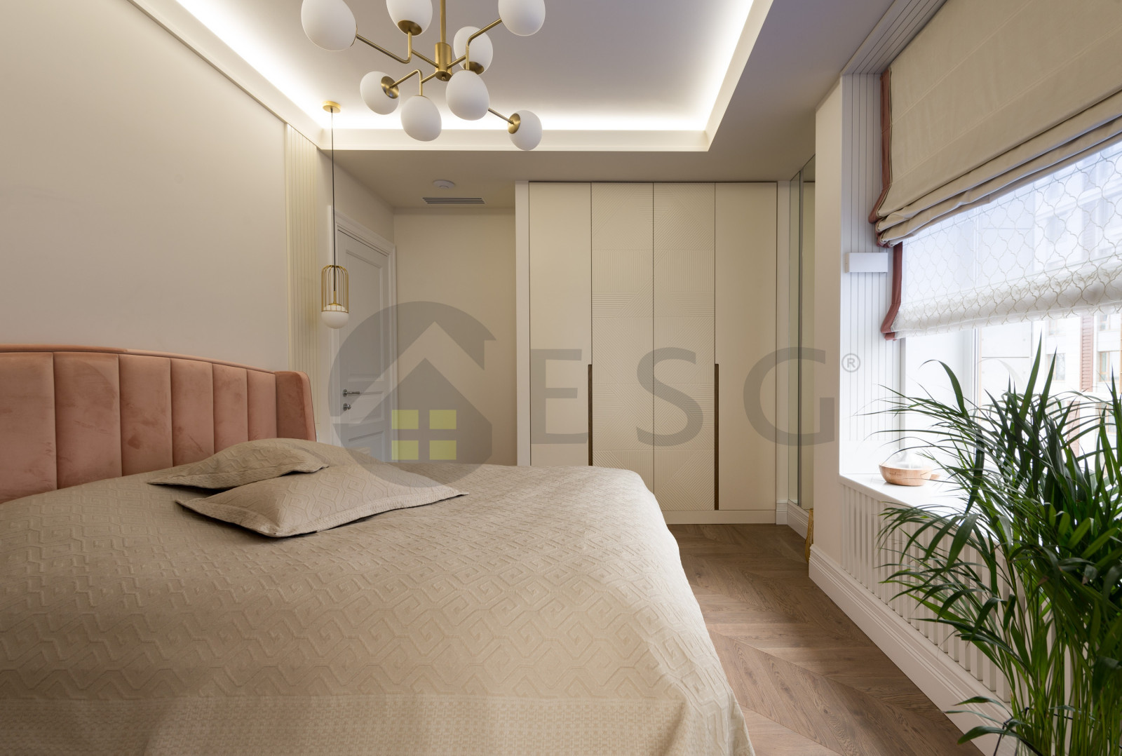 Светлый интерьер с синим диваном