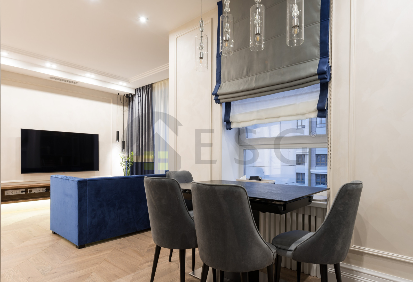 Светлый интерьер с синим диваном