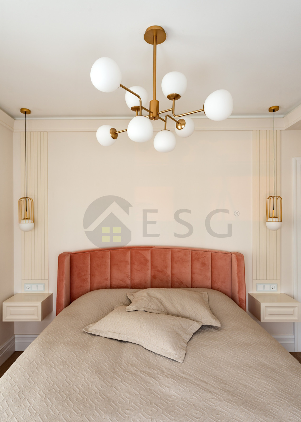 Светлый интерьер с синим диваном