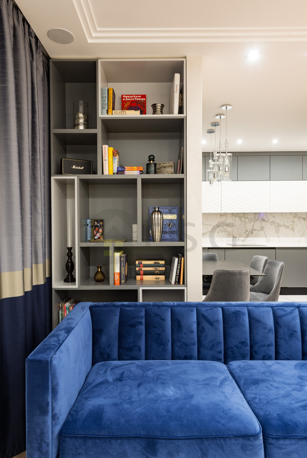 Светлый интерьер с синим диваном